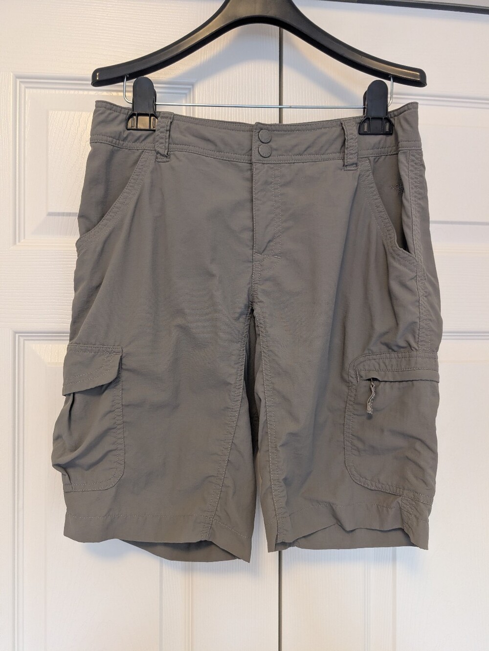 Women's The North Face 100% Nylon Hiking Cargo Bermuda Shorts Gray Sz 10